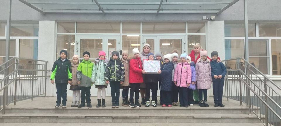 Юные мариупольцы, ученики 2-А класса школы № 7 г. Мариуполя, собрали игрушки и др. и отвезли в больницу для болеющих детей