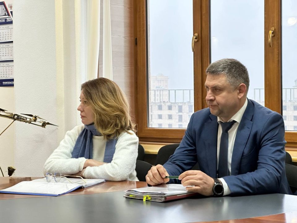 Владимир Ежиков: С коллегами из департамента лесного хозяйства по Южному федеральному округу Наталией Сеидовой и Михаилом Бойко держим связь по ряду важных вопросов: повышения заработной платы сотрудникам лесохозяйственных... Владимир Ежиков: С коллегами из департамента лесного хозяйства по Южному федеральному округу Наталией Сеидовой и Михаилом Бойко держим связь по ряду важных вопросов: повышения заработной платы сотрудникам лесохозяйственных...