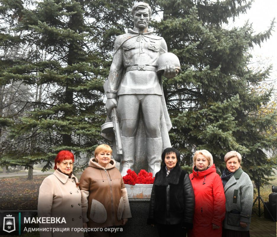 «Никто не забыт, ничто не забыто»: макеевчане почтили героев у памятника Неизвестному Солдату «Никто не забыт, ничто не забыто»: макеевчане почтили героев у памятника Неизвестному Солдату