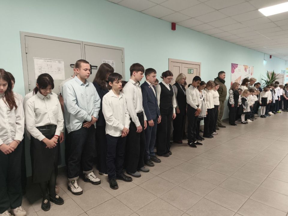 Сегодня в стенах ГБОУ "Школа №2 г.о. Дебальцево" прошла особенная линейка, посвященная Дню Неизвестного Солдата по партийному проекту "Историческая память" Сегодня в стенах ГБОУ "Школа №2 г.о. Дебальцево" прошла особенная линейка, посвященная Дню Неизвестного Солдата по партийному проекту "Историческая память"