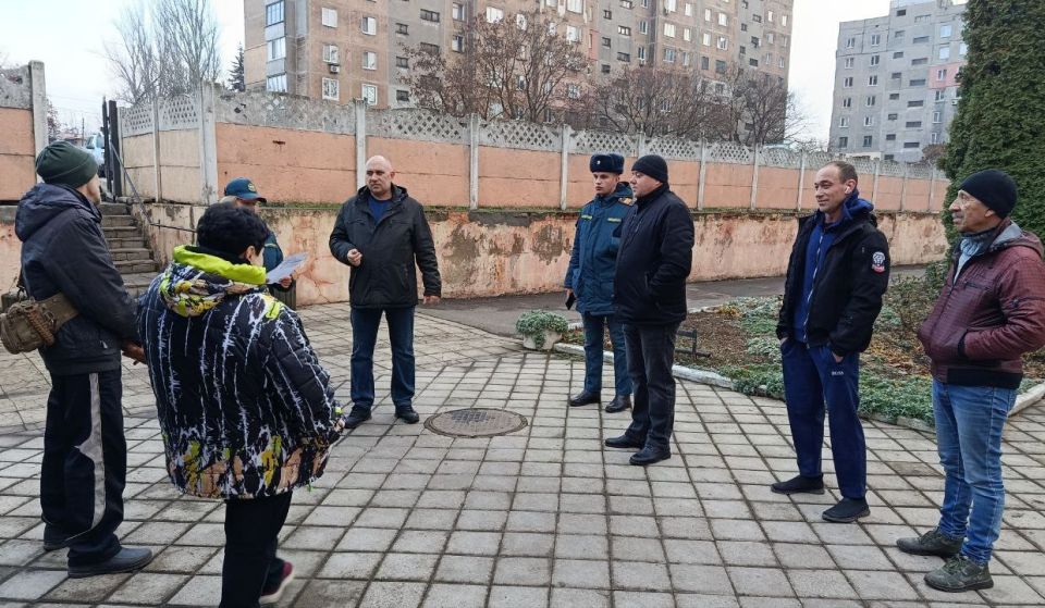 3 декабря первый заместитель руководителя Управы Советского внутригородского района Администрации городского округа Макеевка Сергей Савельев провел встречу с жителями вблизи Детской школы искусств № 2 им. А. Ханжонкова... 3 декабря первый заместитель руководителя Управы Советского внутригородского района Администрации городского округа Макеевка Сергей Савельев провел встречу с жителями вблизи Детской школы искусств № 2 им. А. Ханжонкова...