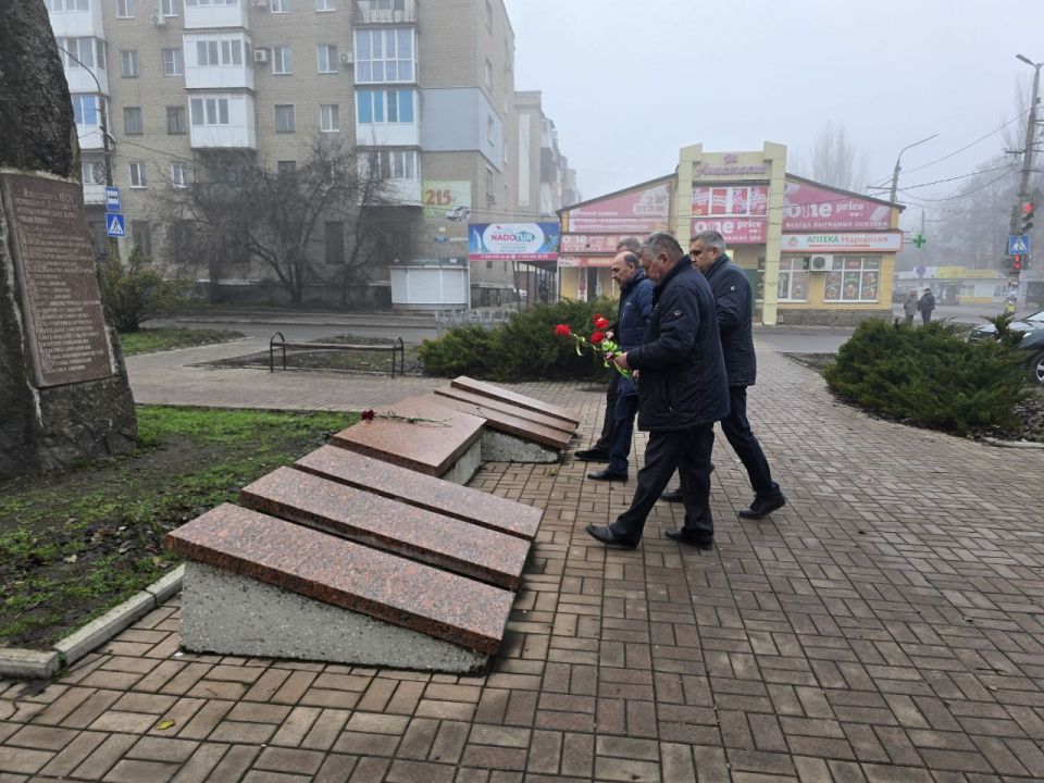 Сегодня, 3 декабря, ко Дню Неизвестного солдата на территории Кировского внутригородского района Администрации городского округа Макеевка прошло возложение цветов к памятнику-мемориалу Освободителям Макеевки Сегодня, 3 декабря, ко Дню Неизвестного солдата на территории Кировского внутригородского района Администрации городского округа Макеевка прошло возложение цветов к памятнику-мемориалу Освободителям Макеевки