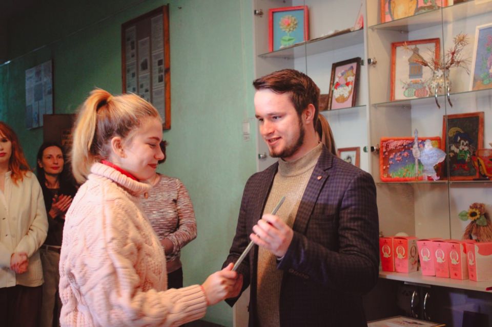 «Добрых рук творенье». 3 декабря в Горловке состоялась выставка творческих работ молодых людей с ограниченными возможностями здоровья, приуроченная к Международному дню инвалида «Добрых рук творенье». 3 декабря в Горловке состоялась выставка творческих работ молодых людей с ограниченными возможностями здоровья, приуроченная к Международному дню инвалида