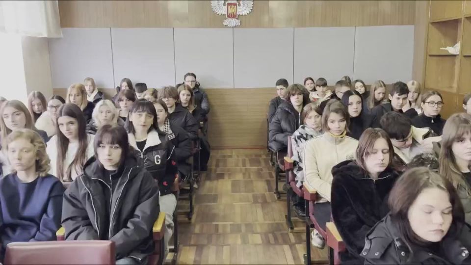 Сотрудники ГУФССП России по Донецкой Народной Республике провели встречу со студентами техникума в честь Дня юриста