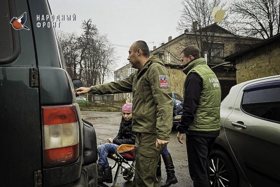 Мы всегда рядом!. Активисты Молодёжки Народного фронта пришли на помощь особенной девочке и её маме Мы всегда рядом!. Активисты Молодёжки Народного фронта пришли на помощь особенной девочке и её маме