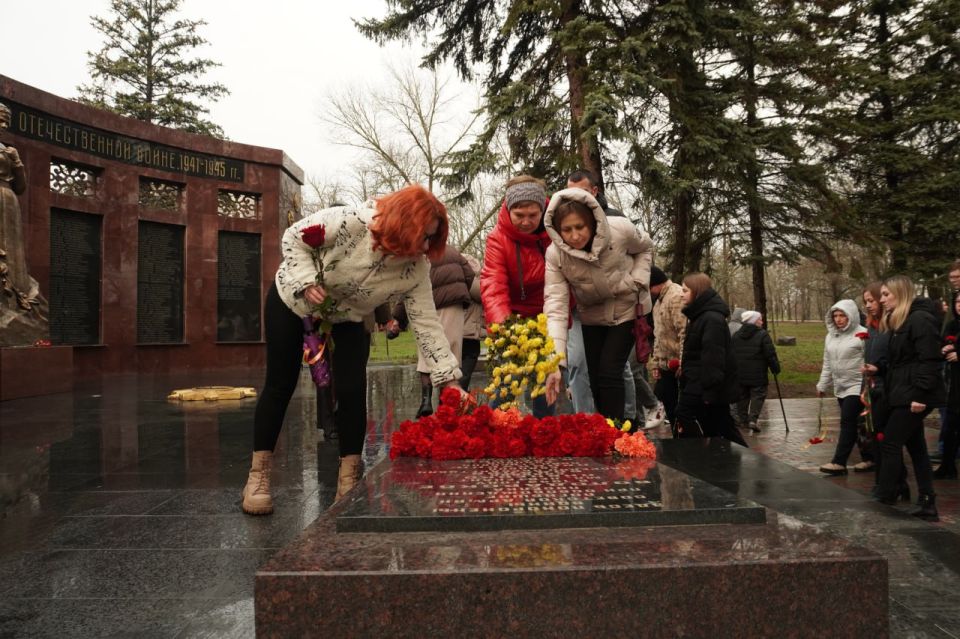 Сергей Юзвинкевич: Сегодня в День Неизвестного Солдата вместе с коллегами и представителями трудовых коллективов отдали дань памяти героям, чьи имена остались неизвестны, но чей подвиг навсегда вписан в историю нашей страны Сергей Юзвинкевич: Сегодня в День Неизвестного Солдата вместе с коллегами и представителями трудовых коллективов отдали дань памяти героям, чьи имена остались неизвестны, но чей подвиг навсегда вписан в историю нашей страны