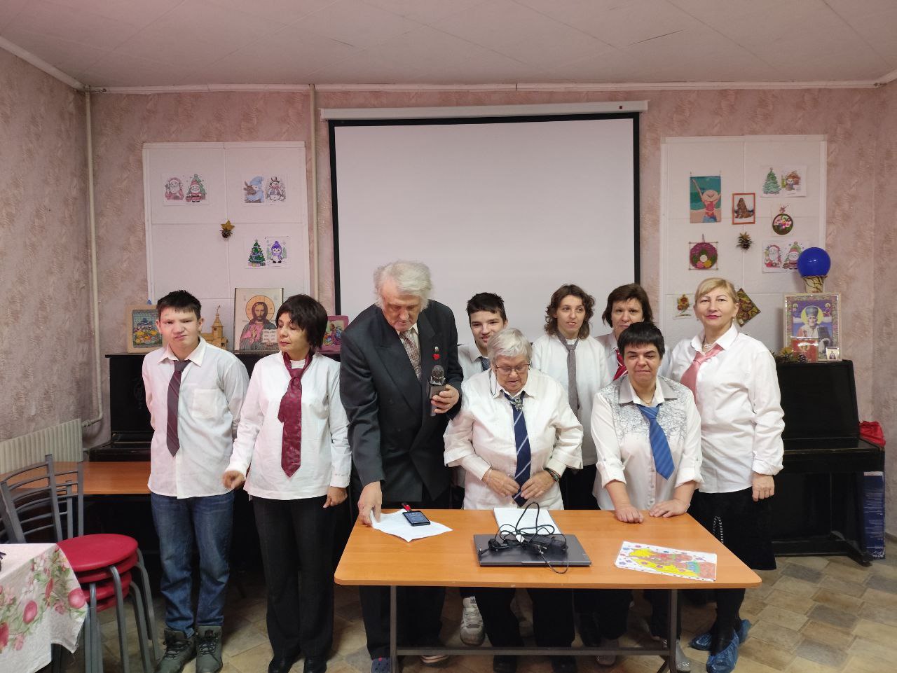 Сегодня, 3 декабря 2025 года, в связи с Международным днём инвалидов, депутат Донецкого городского Совета ДНР Михаил Рыбаков совместно с управляющим делами Управы Людмилой Аринович и активистами партии Единая Россия посетили... Сегодня, 3 декабря 2025 года, в связи с Международным днём инвалидов, депутат Донецкого городского Совета ДНР Михаил Рыбаков совместно с управляющим делами Управы Людмилой Аринович и активистами партии Единая Россия посетили...