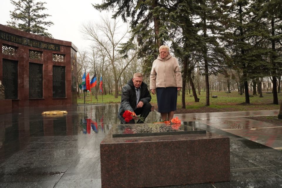 Сергей Юзвинкевич: Сегодня в День Неизвестного Солдата вместе с коллегами и представителями трудовых коллективов отдали дань памяти героям, чьи имена остались неизвестны, но чей подвиг навсегда вписан в историю нашей страны Сергей Юзвинкевич: Сегодня в День Неизвестного Солдата вместе с коллегами и представителями трудовых коллективов отдали дань памяти героям, чьи имена остались неизвестны, но чей подвиг навсегда вписан в историю нашей страны