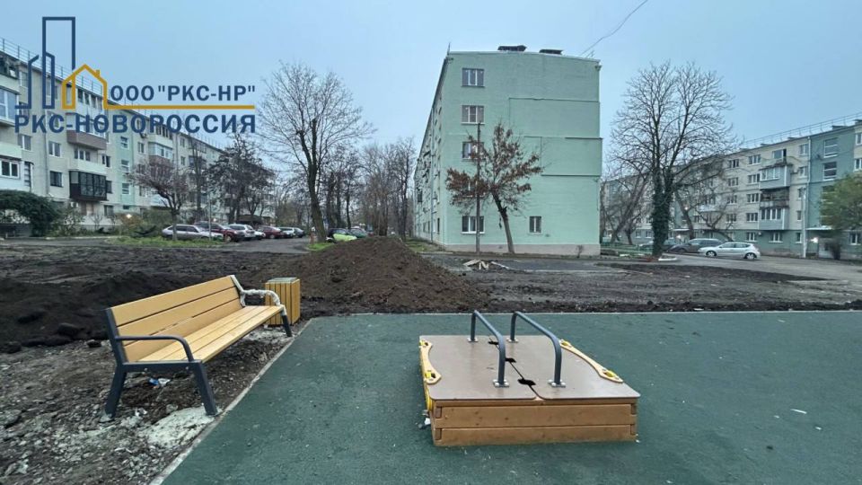 В рамках программы «Благоустройство придомовых территорий 2024-2026» завершены работы во дворе дома на улице Кронштадтской в Мариуполе В рамках программы «Благоустройство придомовых территорий 2024-2026» завершены работы во дворе дома на улице Кронштадтской в Мариуполе