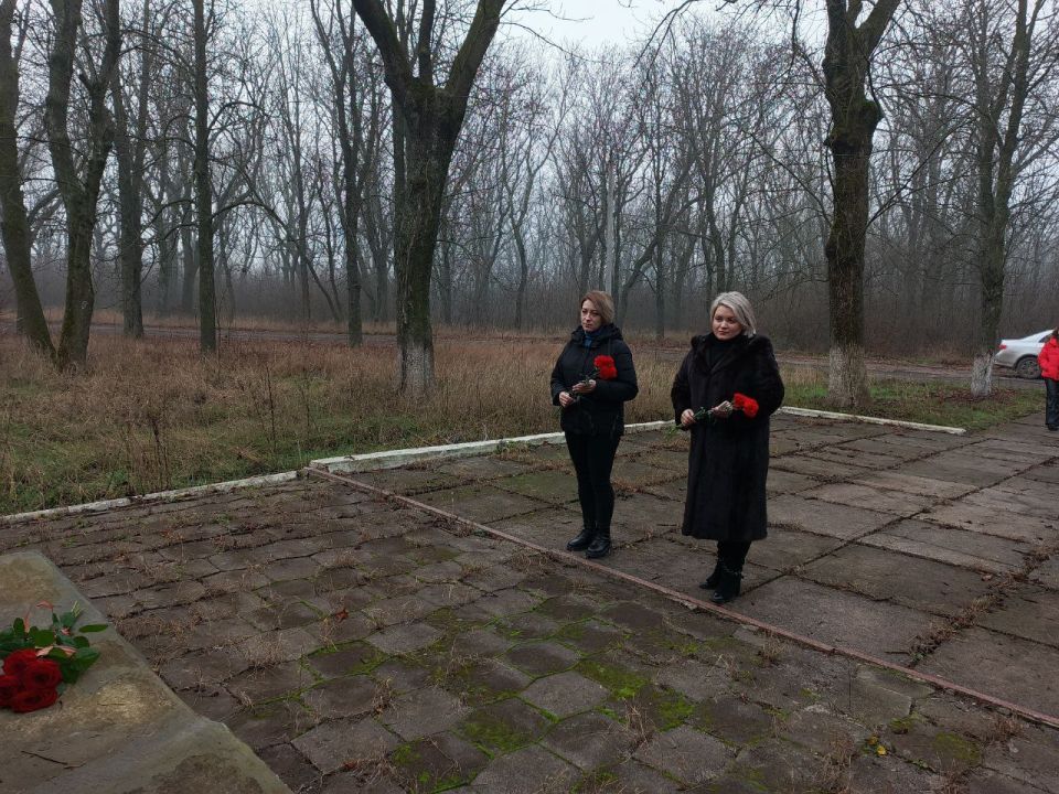 Иван Приходько: В Центрально-Городском районе Горловки в честь Дня неизвестного солдата прошло возложение цветов к памятному месту Иван Приходько: В Центрально-Городском районе Горловки в честь Дня неизвестного солдата прошло возложение цветов к памятному месту