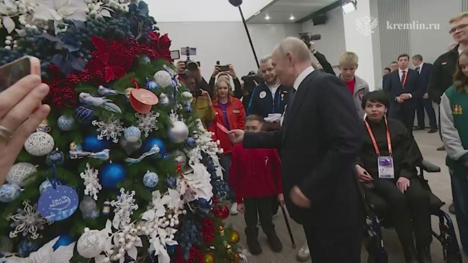 Вместе с волонтёрами Президент принял участие во всероссийской новогодней акции «Ёлка желаний»