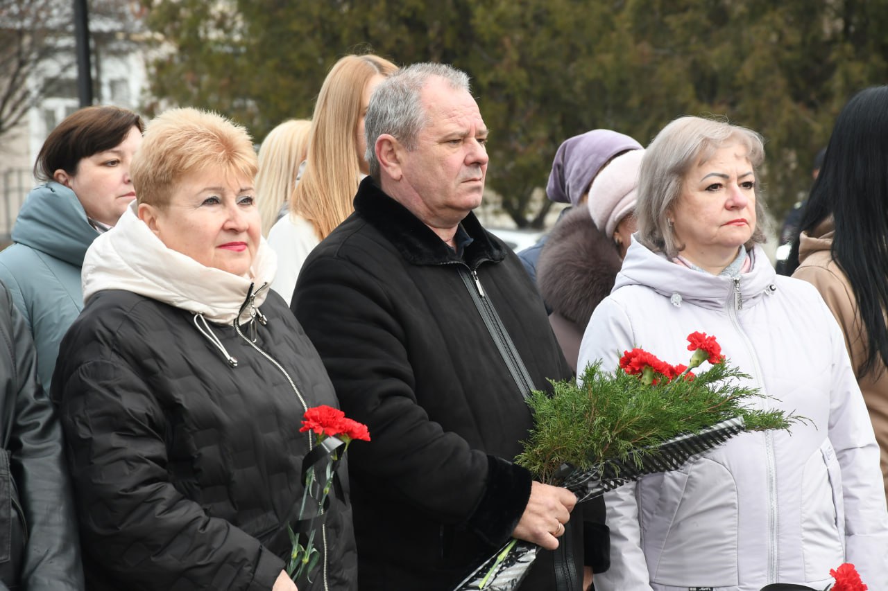 В Кировском почтили память погибших воинов в День неизвестного солдата В Кировском почтили память погибших воинов в День неизвестного солдата