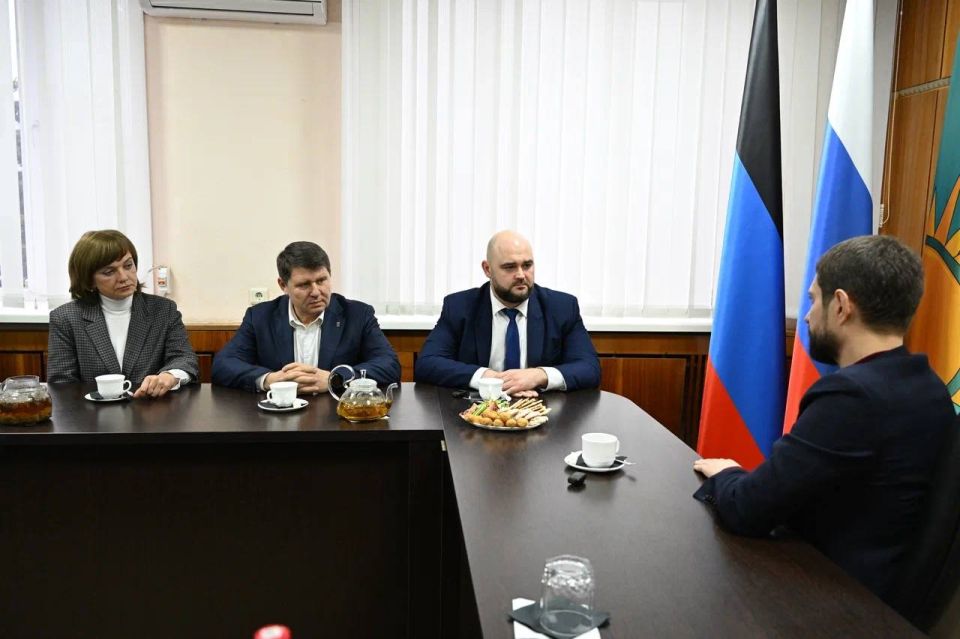 Александр Волошин: #Работа_в_Республике. Во время работы в регионе встретился с новым министром имущественных и земельных отношений ДНР Яковом Ходосом Александр Волошин: #Работа_в_Республике. Во время работы в регионе встретился с новым министром имущественных и земельных отношений ДНР Яковом Ходосом