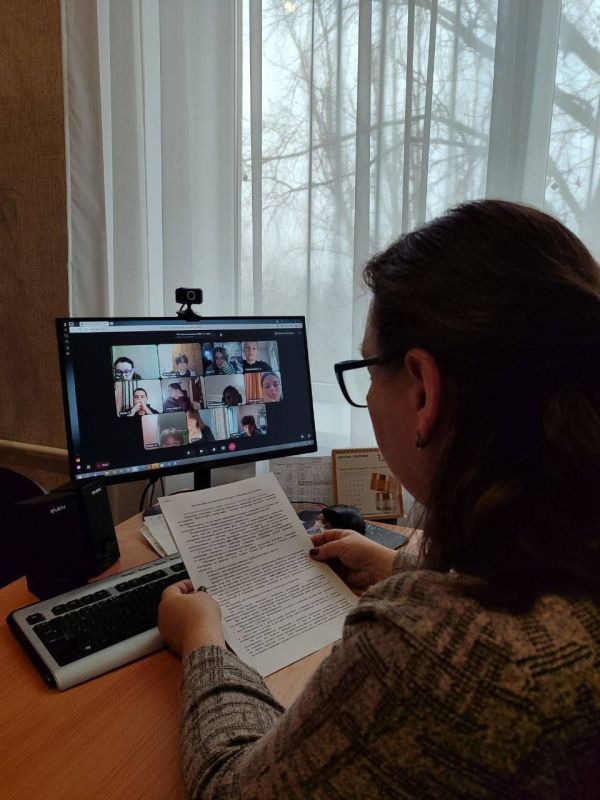 Горловские выпускники успешно написали итоговое сочинение в дистанционном формате Горловские выпускники успешно написали итоговое сочинение в дистанционном формате