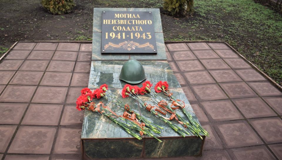 Игорь Мартынов: Ко Дню Неизвестного Солдата в Енакиево прошла церемония возложения цветов