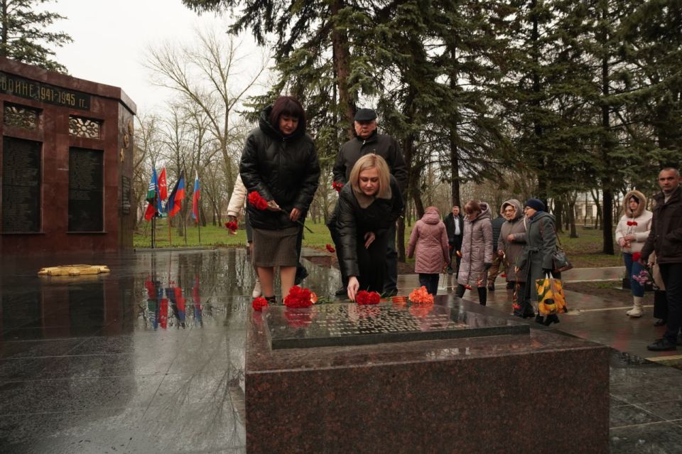 Сергей Юзвинкевич: Сегодня в День Неизвестного Солдата вместе с коллегами и представителями трудовых коллективов отдали дань памяти героям, чьи имена остались неизвестны, но чей подвиг навсегда вписан в историю нашей страны Сергей Юзвинкевич: Сегодня в День Неизвестного Солдата вместе с коллегами и представителями трудовых коллективов отдали дань памяти героям, чьи имена остались неизвестны, но чей подвиг навсегда вписан в историю нашей страны