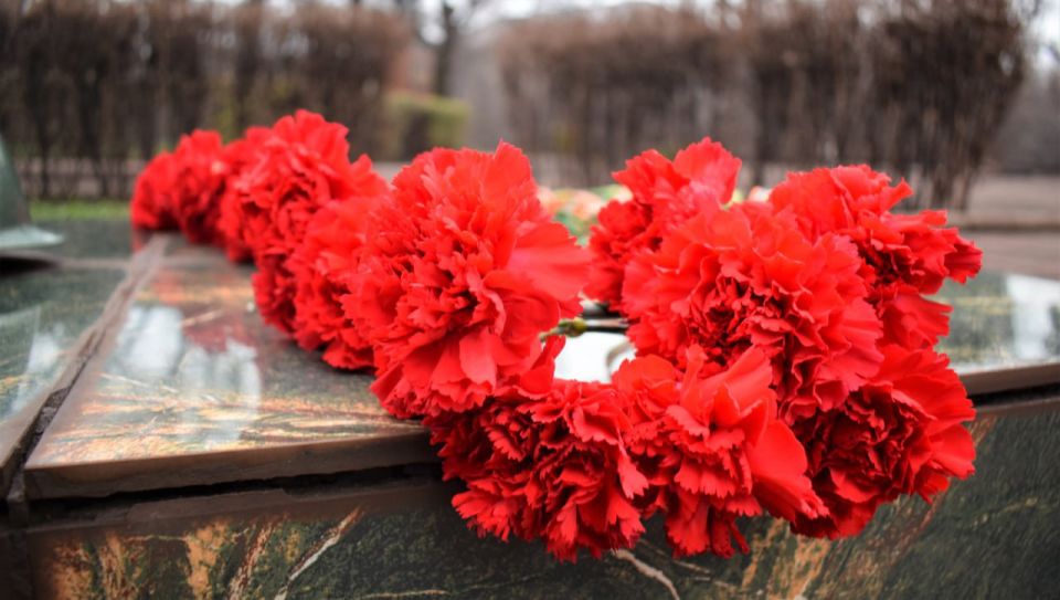 Игорь Мартынов: Ко Дню Неизвестного Солдата в Енакиево прошла церемония возложения цветов Игорь Мартынов: Ко Дню Неизвестного Солдата в Енакиево прошла церемония возложения цветов