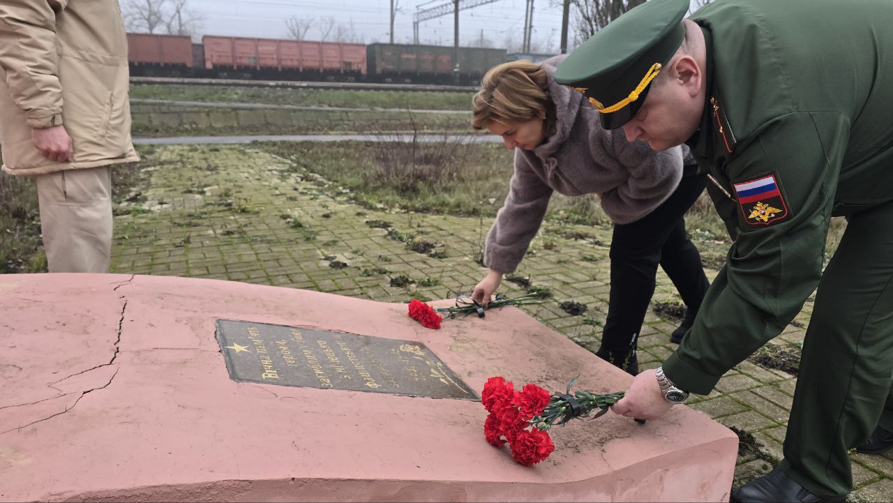 В Горловке почтили память Неизвестного солдата В Горловке почтили память Неизвестного солдата