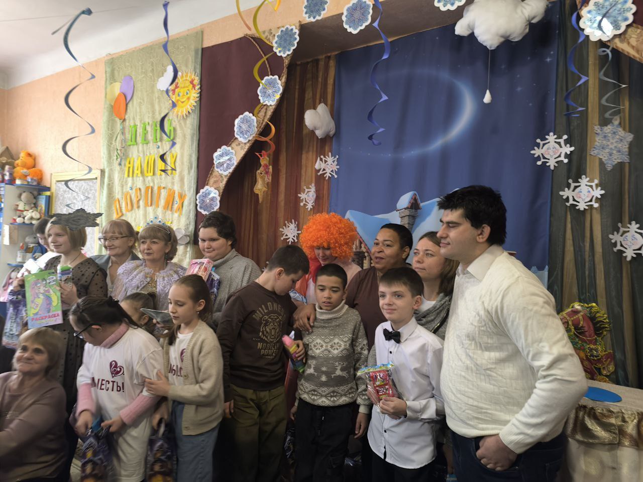 Валентин Левченко: В связи с празднованием Международного дня инвалидов, в рамках партийного проекта «Единая страна — доступная среда», в Городском реабилитационном центре для инвалидов и детей - инвалидов «С надеждой на... Валентин Левченко: В связи с празднованием Международного дня инвалидов, в рамках партийного проекта «Единая страна — доступная среда», в Городском реабилитационном центре для инвалидов и детей - инвалидов «С надеждой на...