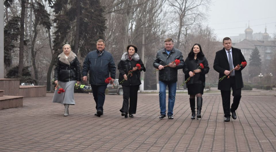 Игорь Мартынов: Ко Дню Неизвестного Солдата в Енакиево прошла церемония возложения цветов Игорь Мартынов: Ко Дню Неизвестного Солдата в Енакиево прошла церемония возложения цветов