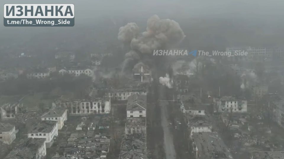 Очередной ФАБ-1500 по расположению ВСУ в Мирнограде Очередной ФАБ-1500 по расположению ВСУ в Мирнограде