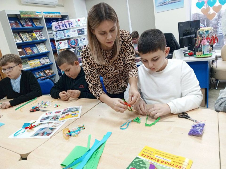 Мастер-класс по созданию новогоднего чуда прошел для детей в Мангуше Мастер-класс по созданию новогоднего чуда прошел для детей в Мангуше