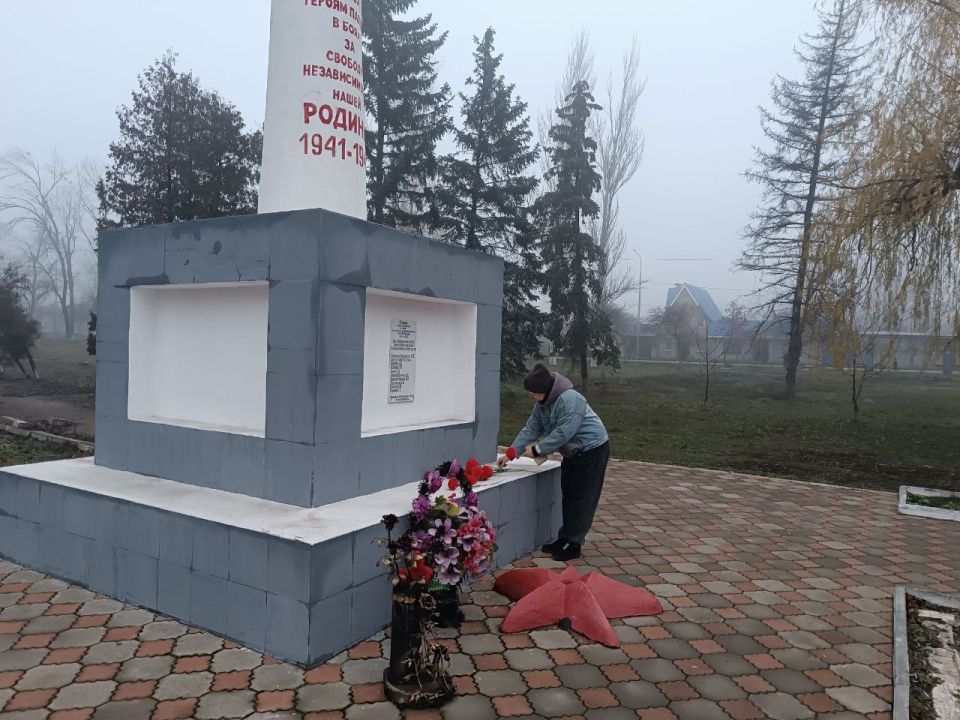 Возложение цветов ко Дню Неизвестного солдата Возложение цветов ко Дню Неизвестного солдата