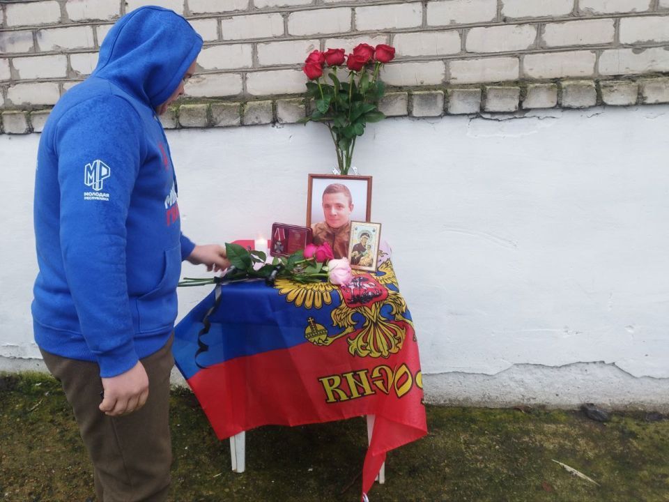 В Докучаевске установили памятную Звезду Героя Ивану Майдикову В Докучаевске установили памятную Звезду Героя Ивану Майдикову