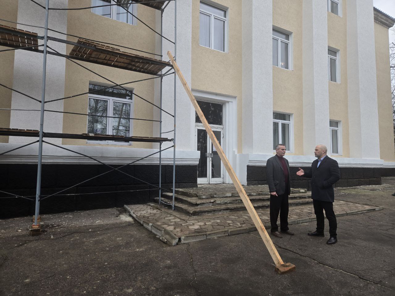 Сергей Желновач: В рамках рабочей встречи с директором Муниципального бюджетного учреждения дополнительного образования «Дебальцевская детская школа искусств» Владимиром Ильичом Калижуком подвел итоги значительного объема...