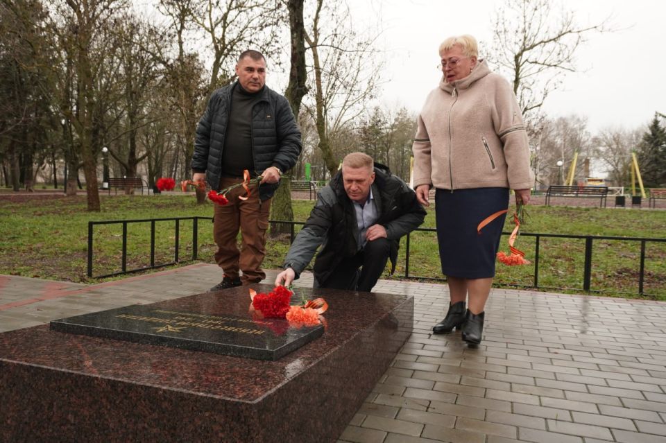 Сергей Юзвинкевич: Сегодня в День Неизвестного Солдата вместе с коллегами и представителями трудовых коллективов отдали дань памяти героям, чьи имена остались неизвестны, но чей подвиг навсегда вписан в историю нашей страны Сергей Юзвинкевич: Сегодня в День Неизвестного Солдата вместе с коллегами и представителями трудовых коллективов отдали дань памяти героям, чьи имена остались неизвестны, но чей подвиг навсегда вписан в историю нашей страны