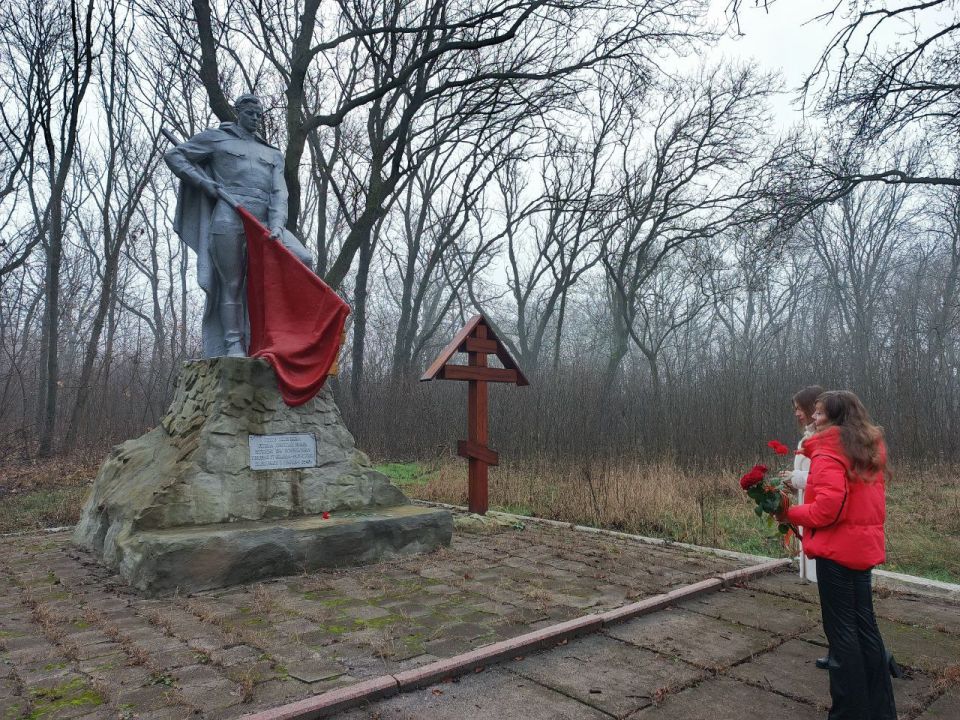 Иван Приходько: В Центрально-Городском районе Горловки в честь Дня неизвестного солдата прошло возложение цветов к памятному месту Иван Приходько: В Центрально-Городском районе Горловки в честь Дня неизвестного солдата прошло возложение цветов к памятному месту