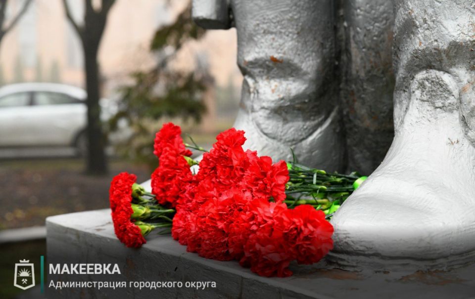 «Никто не забыт, ничто не забыто»: макеевчане почтили героев у памятника Неизвестному Солдату «Никто не забыт, ничто не забыто»: макеевчане почтили героев у памятника Неизвестному Солдату