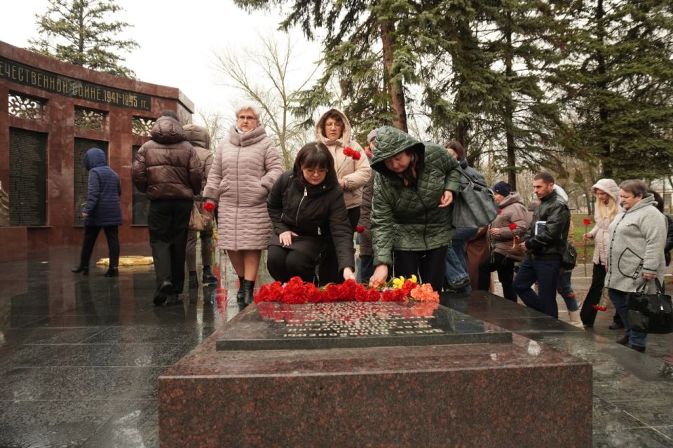 Сергей Юзвинкевич: Сегодня в День Неизвестного Солдата вместе с коллегами и представителями трудовых коллективов отдали дань памяти героям, чьи имена остались неизвестны, но чей подвиг навсегда вписан в историю нашей страны Сергей Юзвинкевич: Сегодня в День Неизвестного Солдата вместе с коллегами и представителями трудовых коллективов отдали дань памяти героям, чьи имена остались неизвестны, но чей подвиг навсегда вписан в историю нашей страны