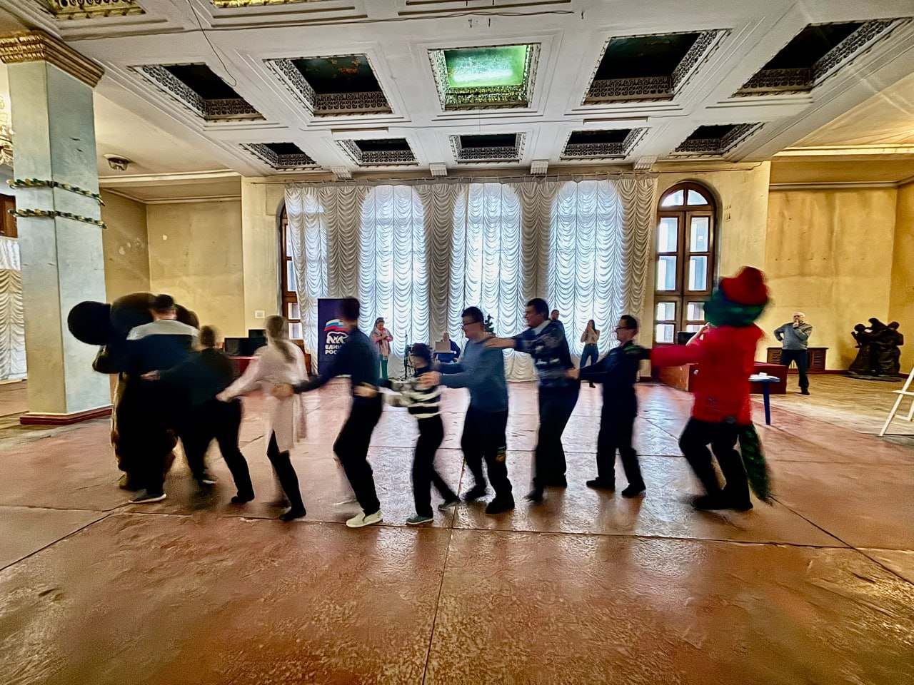 Сегодня, 3 декабря 2025 года, в Кировском районе города Донецк, во Дворце культуры им. И. Франко прошла тематическая программа, посвященная Международному Дню инвалидов "От сердца к сердцу" Сегодня, 3 декабря 2025 года, в Кировском районе города Донецк, во Дворце культуры им. И. Франко прошла тематическая программа, посвященная Международному Дню инвалидов "От сердца к сердцу"