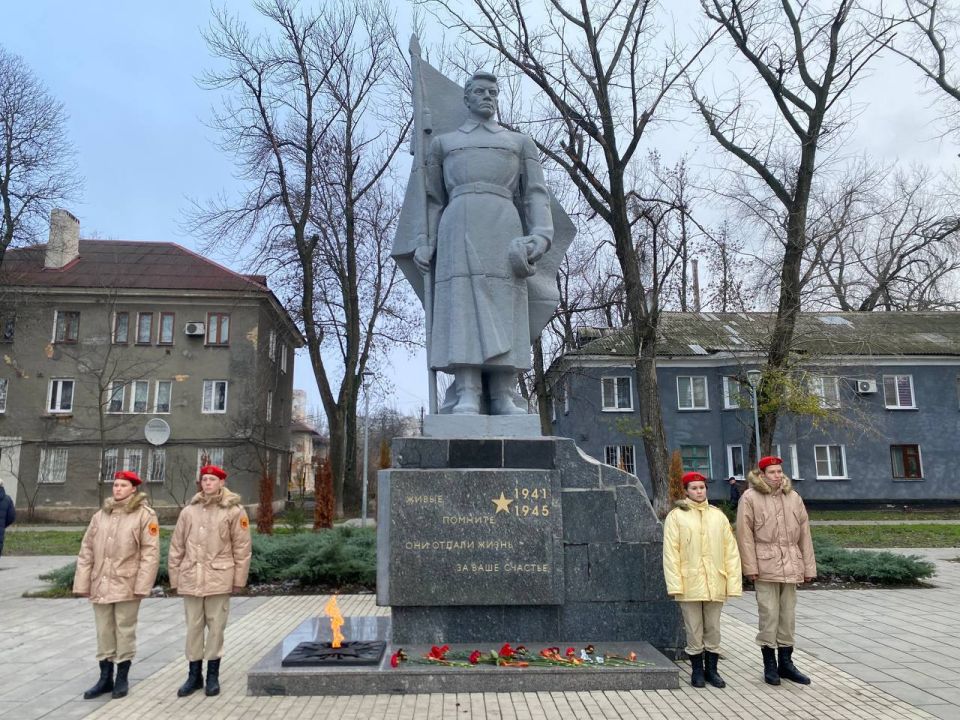 Евгений Поплавский: В День Неизвестного Солдата состоялось возложение цветов к мемориалу «Братская могила советских воинов» Евгений Поплавский: В День Неизвестного Солдата состоялось возложение цветов к мемориалу «Братская могила советских воинов»