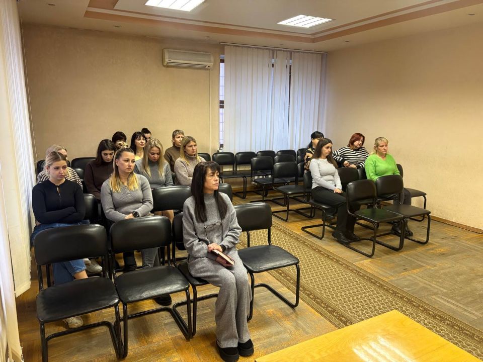 Сегодня, 3 декабря, руководитель Управы Ленинского внутригородского района Администрации городского округа Донецк Татьяна Темникова провела расширенное аппаратное совещание с участием заместителя главы администрации... Сегодня, 3 декабря, руководитель Управы Ленинского внутригородского района Администрации городского округа Донецк Татьяна Темникова провела расширенное аппаратное совещание с участием заместителя главы администрации...