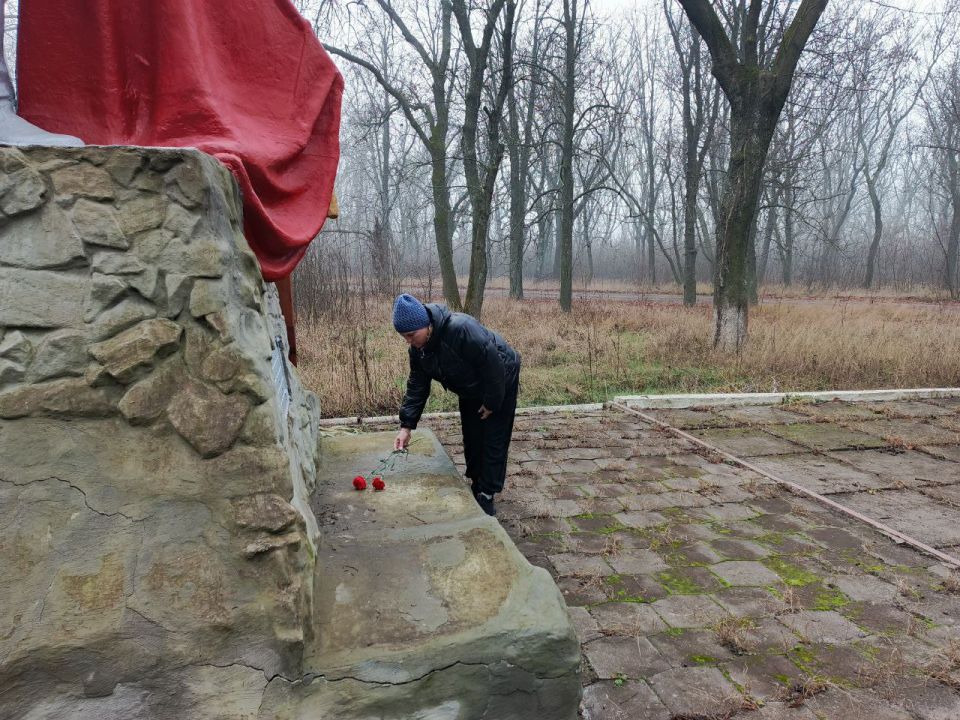Иван Приходько: В Центрально-Городском районе Горловки в честь Дня неизвестного солдата прошло возложение цветов к памятному месту Иван Приходько: В Центрально-Городском районе Горловки в честь Дня неизвестного солдата прошло возложение цветов к памятному месту