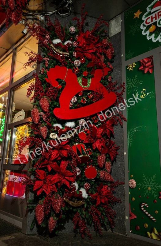 Алексей Кулемзин: Постепенно витрины магазинов нашего города начинают мерцать гирляндами, а в кафе витает аромат мандаринов и имбиря Алексей Кулемзин: Постепенно витрины магазинов нашего города начинают мерцать гирляндами, а в кафе витает аромат мандаринов и имбиря