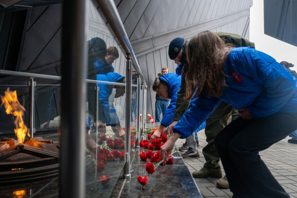 В ДНР Росгвардейцы почтили память Неизвестного Солдата В ДНР Росгвардейцы почтили память Неизвестного Солдата