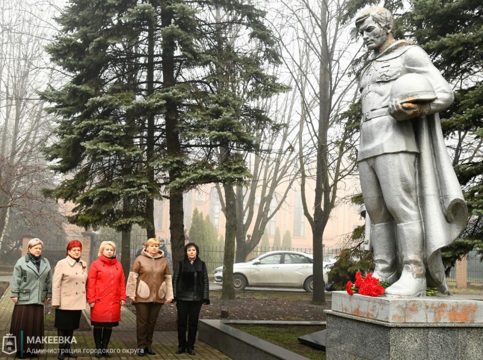 В День памяти Неизвестного Солдата в муниципалитетах ДНР прошли торжественные мероприятия, митинги-реквиемы В День памяти Неизвестного Солдата в муниципалитетах ДНР прошли торжественные мероприятия, митинги-реквиемы
