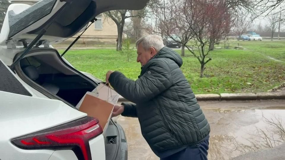 Активисты Единой России привезли подарки детям в Старобешевскую центральную районную больницу