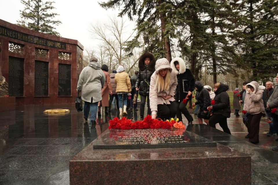 Сергей Юзвинкевич: Сегодня в День Неизвестного Солдата вместе с коллегами и представителями трудовых коллективов отдали дань памяти героям, чьи имена остались неизвестны, но чей подвиг навсегда вписан в историю нашей страны Сергей Юзвинкевич: Сегодня в День Неизвестного Солдата вместе с коллегами и представителями трудовых коллективов отдали дань памяти героям, чьи имена остались неизвестны, но чей подвиг навсегда вписан в историю нашей страны