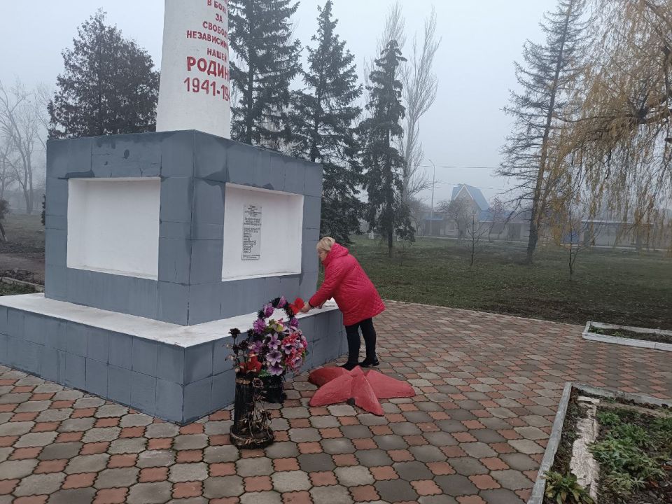 Возложение цветов ко Дню Неизвестного солдата Возложение цветов ко Дню Неизвестного солдата