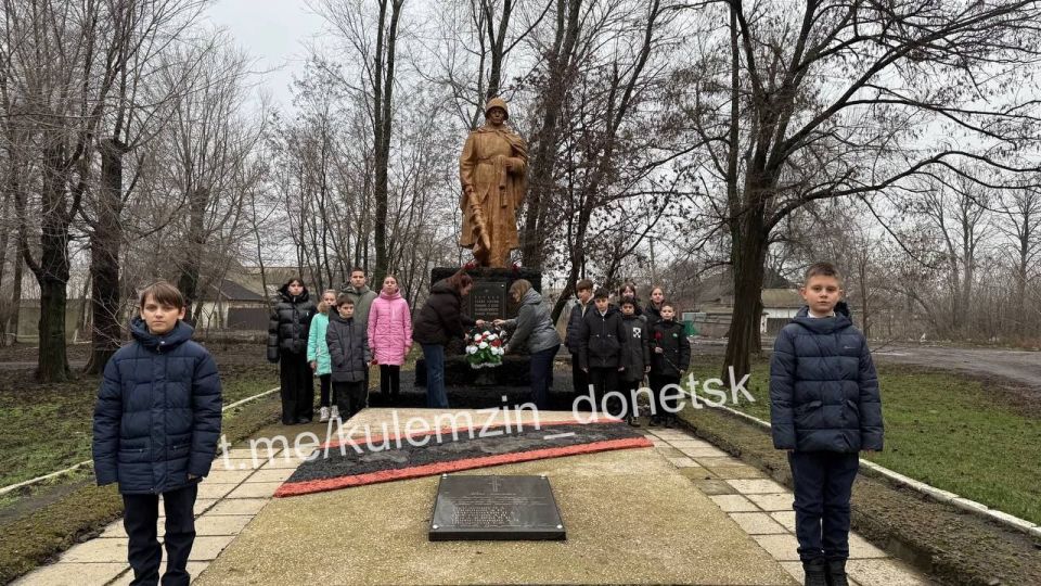 Сегодня в Донецке почтили память неизвестного солдата Сегодня в Донецке почтили память неизвестного солдата