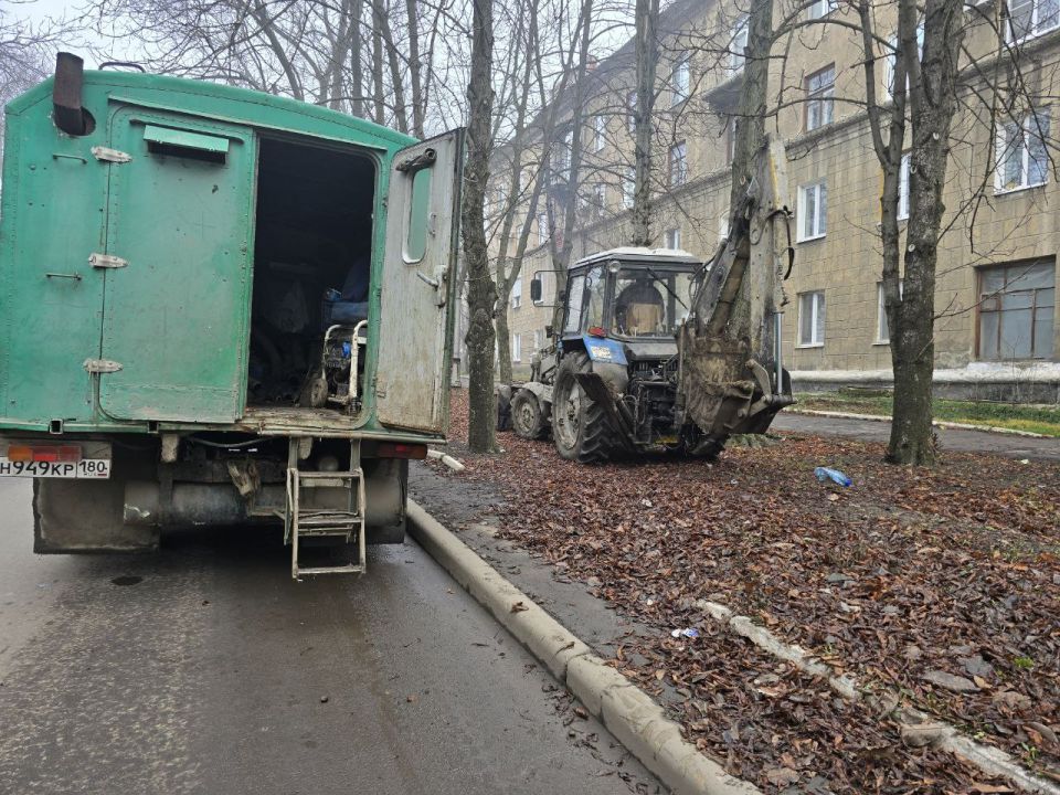 Сегодня, 3 декабря, филиалом «Макеевское ПУВКХ» ГУП ДНР «Вода Донбасса» ведутся работы по устранению порыва холодного водоснабжения возле дома № 166 по ул. Депутатской