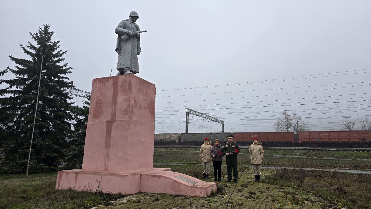 В Горловке почтили память Неизвестного солдата В Горловке почтили память Неизвестного солдата