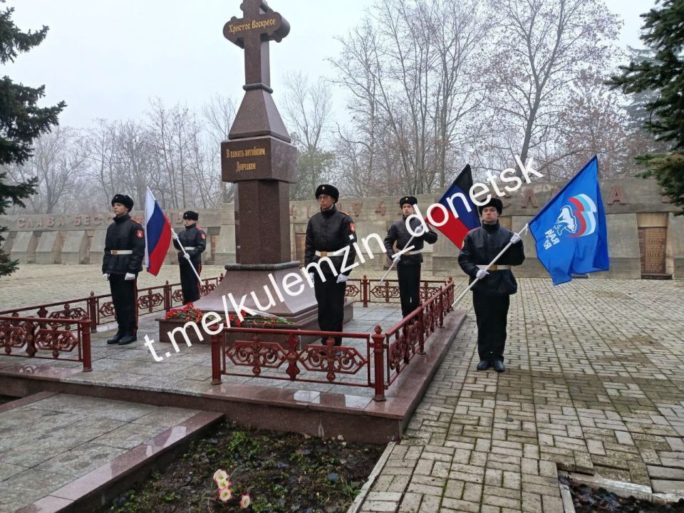 Сегодня в Донецке почтили память неизвестного солдата Сегодня в Донецке почтили память неизвестного солдата
