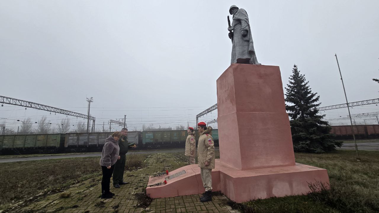 В Горловке почтили память Неизвестного солдата В Горловке почтили память Неизвестного солдата