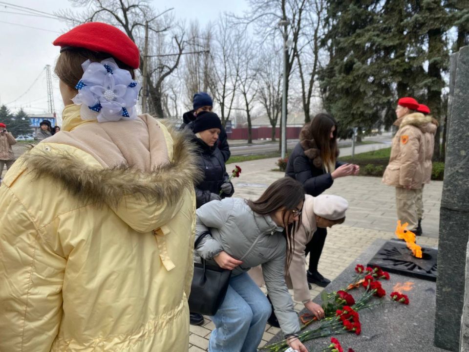 Евгений Поплавский: В День Неизвестного Солдата состоялось возложение цветов к мемориалу «Братская могила советских воинов» Евгений Поплавский: В День Неизвестного Солдата состоялось возложение цветов к мемориалу «Братская могила советских воинов»
