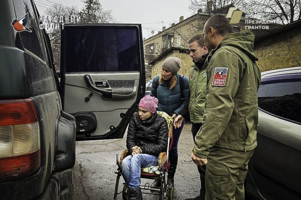 Мы всегда рядом!. Активисты Молодёжки Народного фронта пришли на помощь особенной девочке и её маме Мы всегда рядом!. Активисты Молодёжки Народного фронта пришли на помощь особенной девочке и её маме